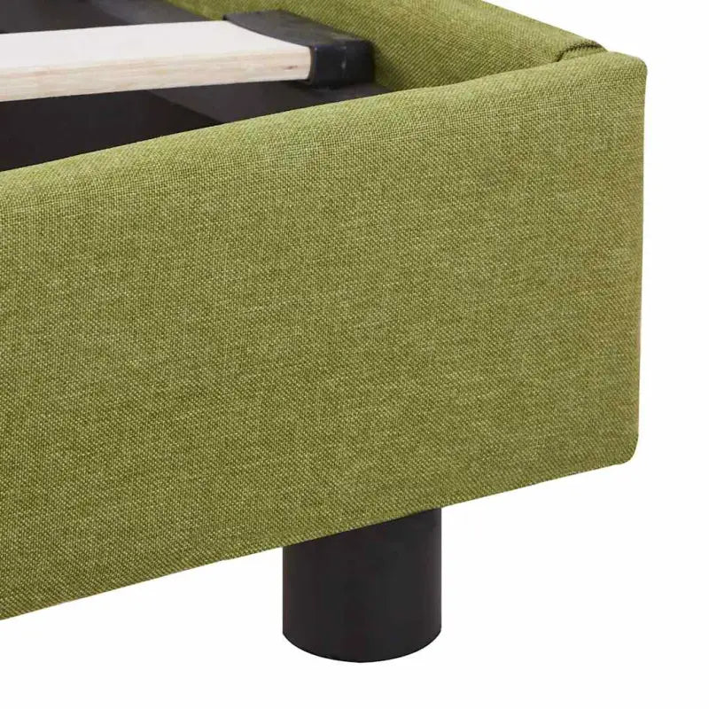 Klassiek bedframe met massief houten poten en elegante uitstraling - Bedden & bedframes