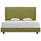 Klassiek bedframe met massief houten poten en elegante uitstraling - Bedden & bedframes