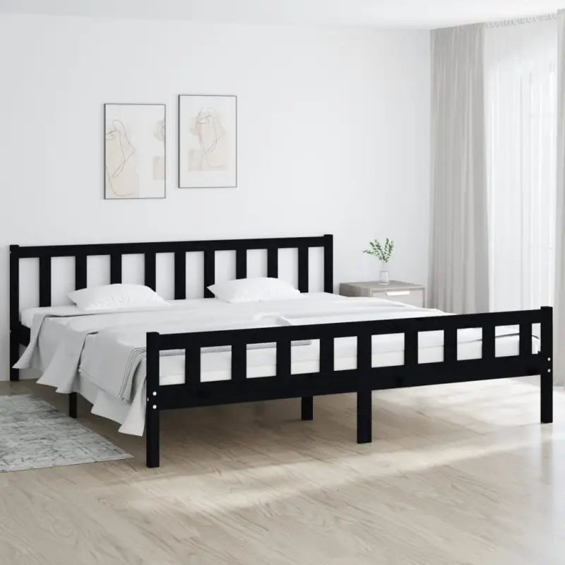 Klassiek bedframe van massief grenenhout voor een tijdloze slaapkamer uitstraling - Zwart / 200 x 200 cm - Bedden &