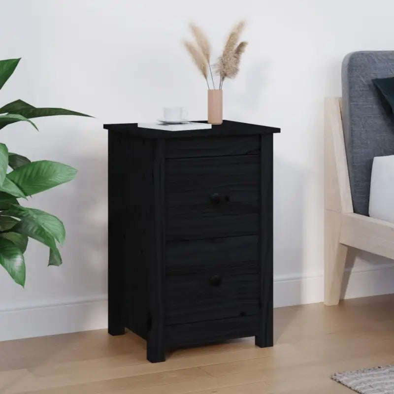 Klassiek nachtkastje van massief grenenhout voor een elegante interieurstijl - Nachtkastjes