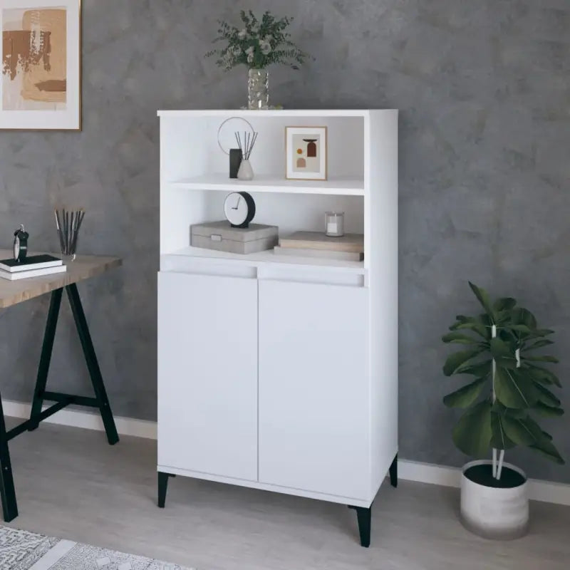 Klassieke hoge kast van bewerkt hout voor een stijlvolle inrichting - Dressoirs & buffetkasten