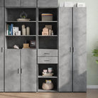 Klassieke hoge kast van bewerkt hout voor een stijlvolle keuken of woonkamer - Betongrijs / 1 - Dressoirs & buffetkasten