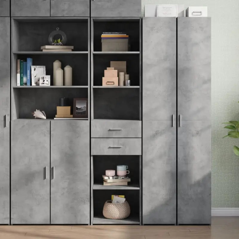 Klassieke hoge kast van bewerkt hout voor een stijlvolle keuken of woonkamer - Betongrijs / 1 - Dressoirs & buffetkasten