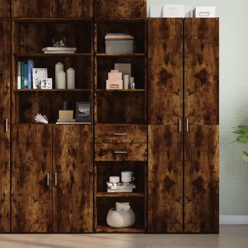 Klassieke hoge kast van bewerkt hout voor een stijlvolle keuken of woonkamer - Gerookt eiken / 1 - Dressoirs &