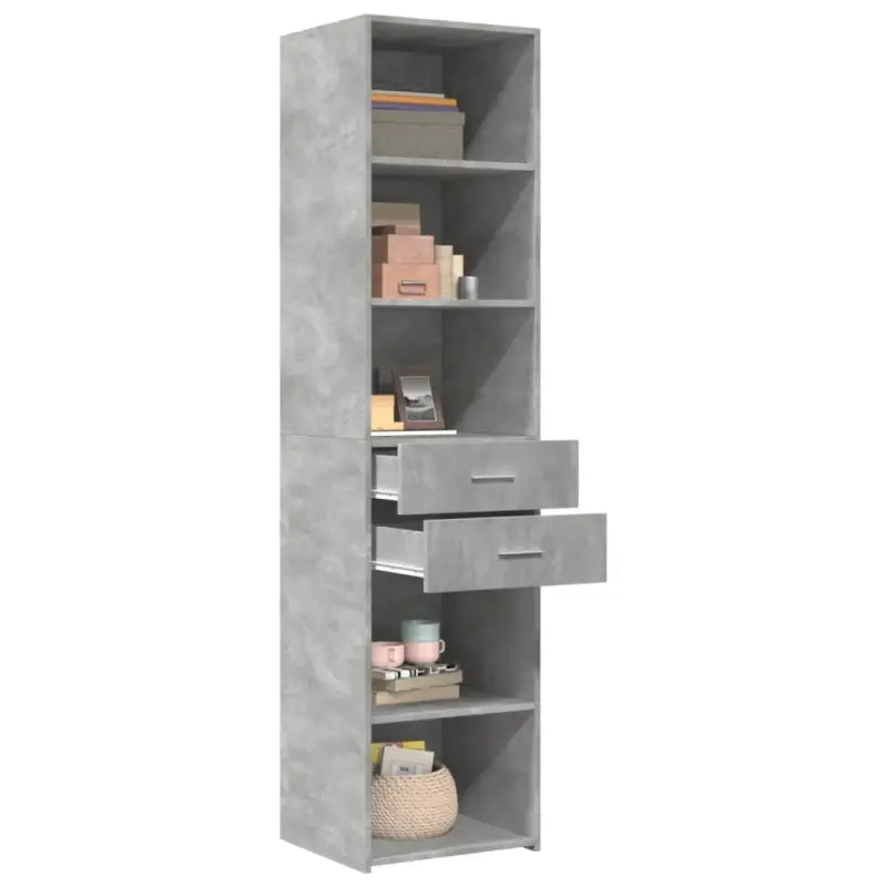 Klassieke hoge kast van bewerkt hout voor een stijlvolle keuken of woonkamer - Dressoirs & buffetkasten