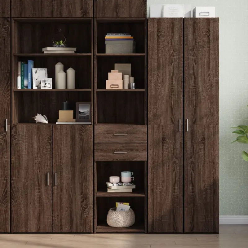 Klassieke hoge kast van bewerkt hout voor een stijlvolle keuken of woonkamer - bruin eikenkleur / 1 - Dressoirs &