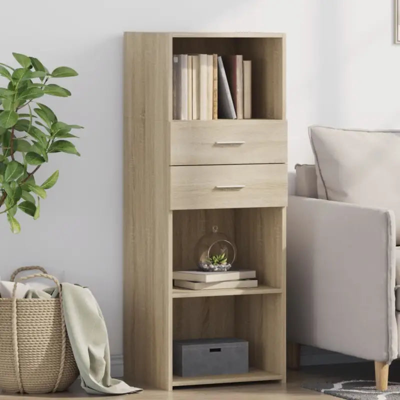 Klassieke hoge kast van bewerkt hout voor elegant en praktisch interieur - Dressoirs & buffetkasten