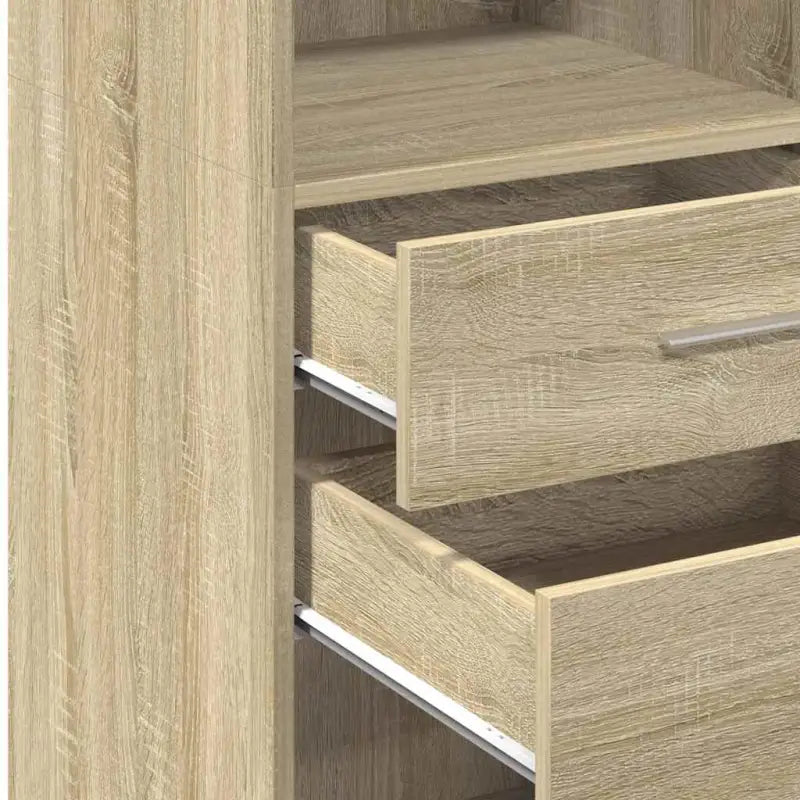 Klassieke hoge kast van bewerkt hout voor elegant interieur - Dressoirs & buffetkasten