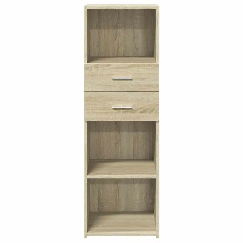Klassieke hoge kast van bewerkt hout voor elegant interieur - Dressoirs & buffetkasten