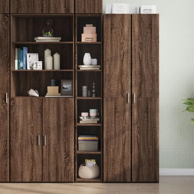 Klassieke hoge kast van bewerkt hout voor in je interieur - bruin eikenkleur / 1 - Dressoirs & buffetkasten