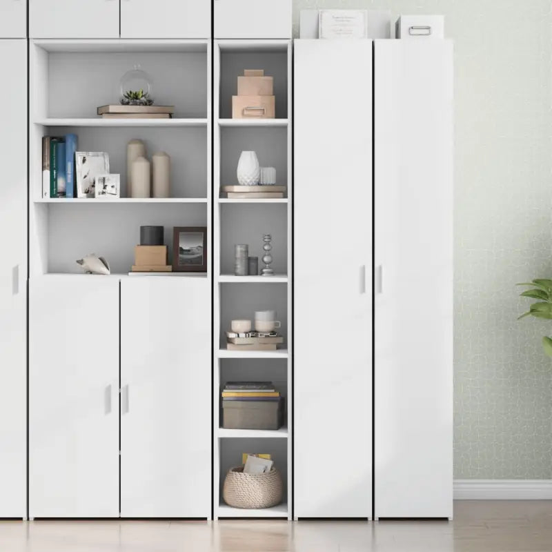 Klassieke hoge kast van bewerkt hout voor in je interieur - Dressoirs & buffetkasten