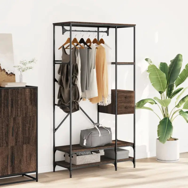 Kledingrek Met Schappen Bewerkt Hout