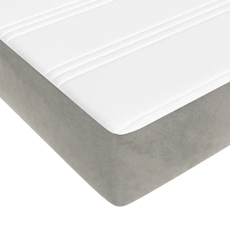 Lichtgrijs bed met multiplex lattenbodem en zacht fluweel materiaal - Bedden & bedframes