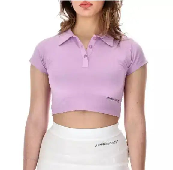 Lilac cropped polo shirt with short sleeves.