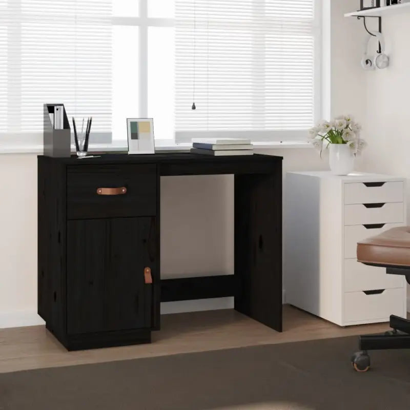 Modern bureau met massief grenenhout voor een elegante werkplek - Zwart - Bureaus
