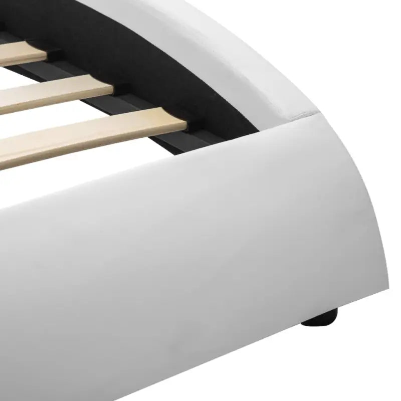 Modern kunstleren bedframe met golfontwerp voor een elegante slaapkamer - Bedden & bedframes