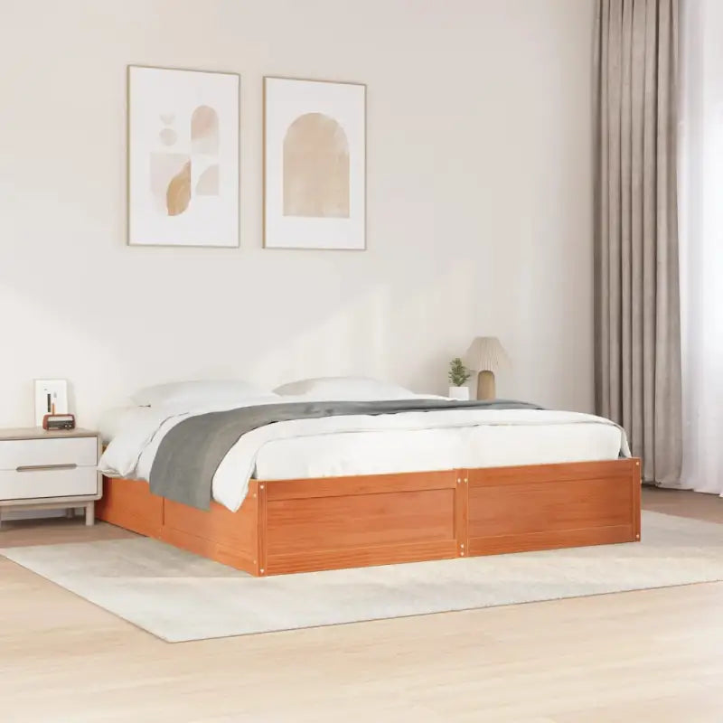 Moderne bedframe van massief grenenhout met multiplex lattenbodem - Wasbruin / 200 x 200 cm - Bedden & bedframes