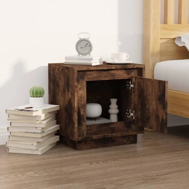 Moderne stijl nachtkastje van bewerkt hout voor een eigentijds interieur - Nachtkastjes