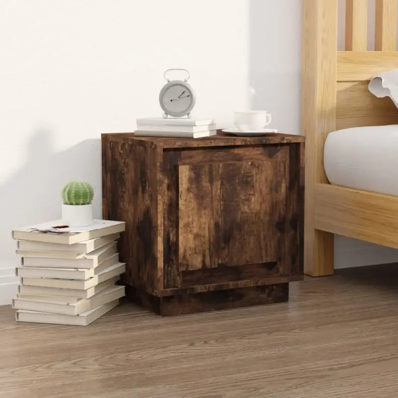 Moderne stijl nachtkastje van bewerkt hout voor een eigentijds interieur - Nachtkastjes