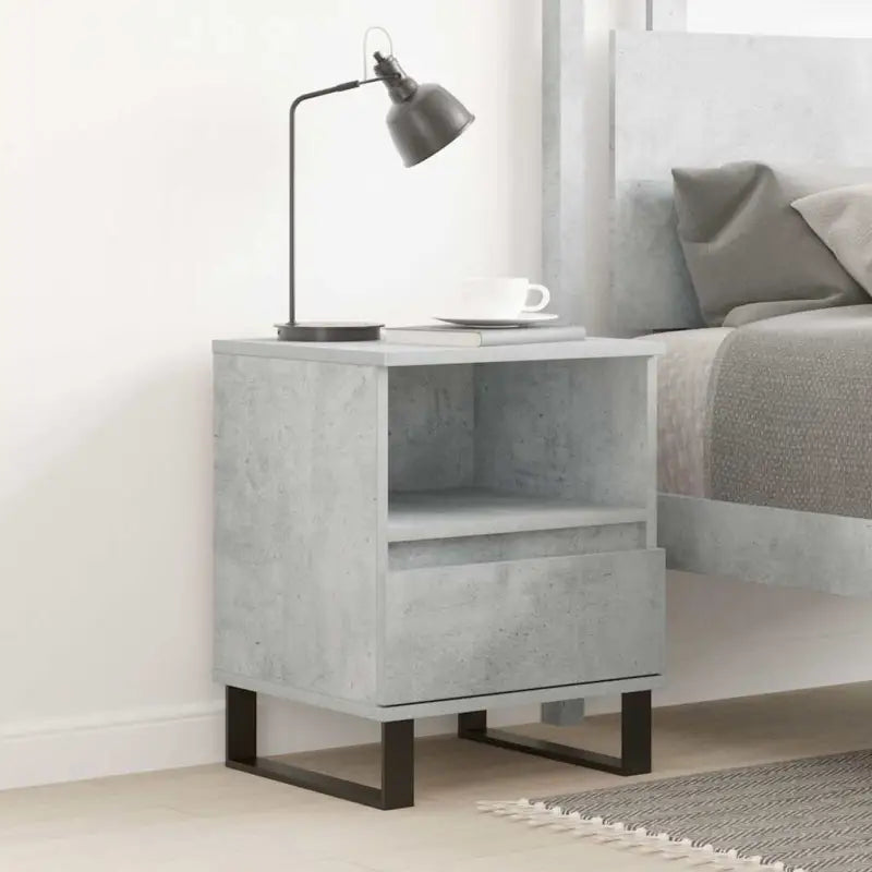 Nachtkastje met bewerkt hout en metalen poten voor een strak interieur - Betongrijs / 1 - Nachtkastjes