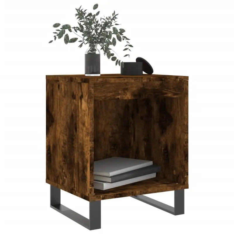 Nachtkastje met bewerkt hout en metalen poten voor een strak interieur - Nachtkastjes