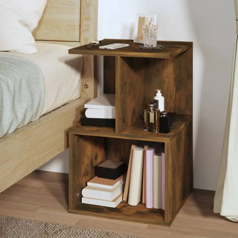 Nachtkastje met elegant ontwerp van bewerkt hout voor een tijdloze stijl - Nachtkastjes