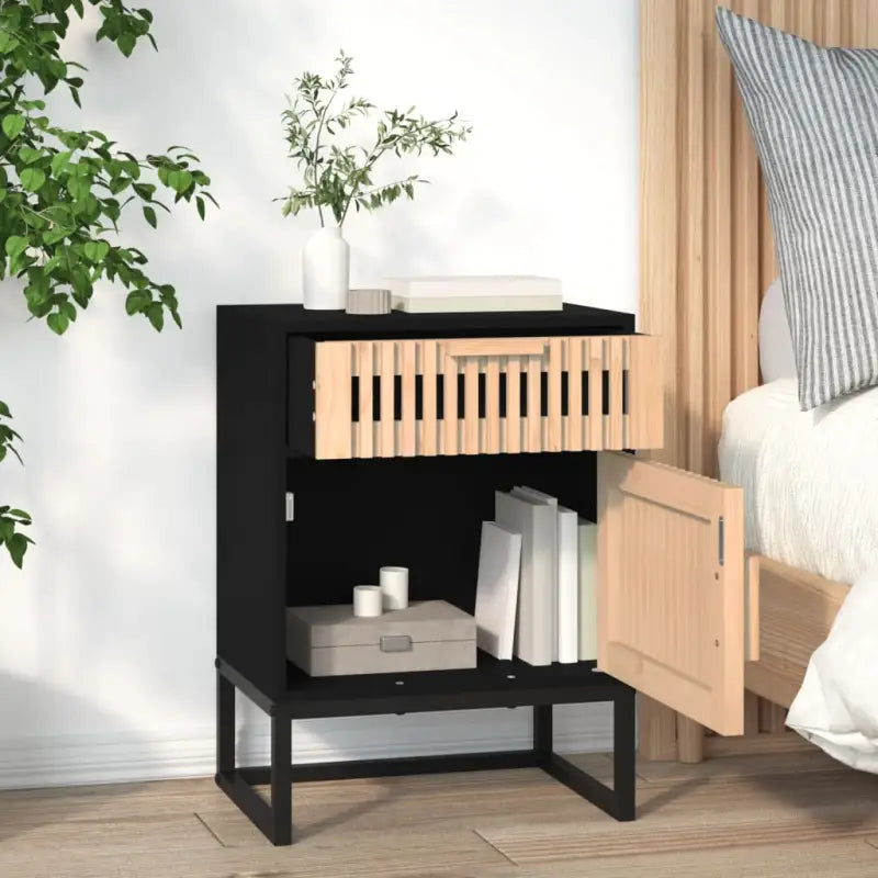Nachtkastje met metalen poten en bewerkt hout in Scandinavisch design - Nachtkastjes