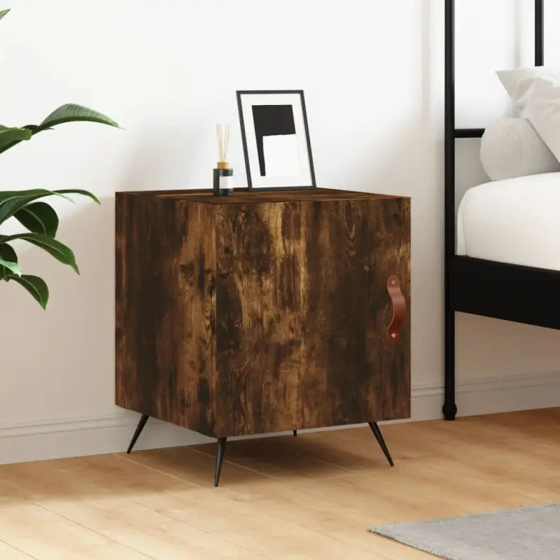 Nachtkastje van bewerkt hout met moderne uitstraling en duurzaam design - Nachtkastjes