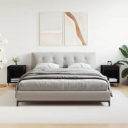 Nachtkastjes met bewerkt hout en metalen poten in een strak design - Nachtkastjes