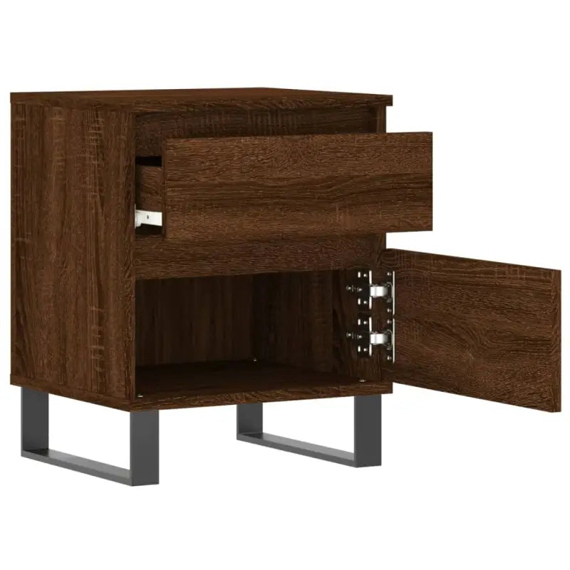 Nachtkastjes met bewerkt hout en metalen poten voor een strak interieur - Nachtkastjes
