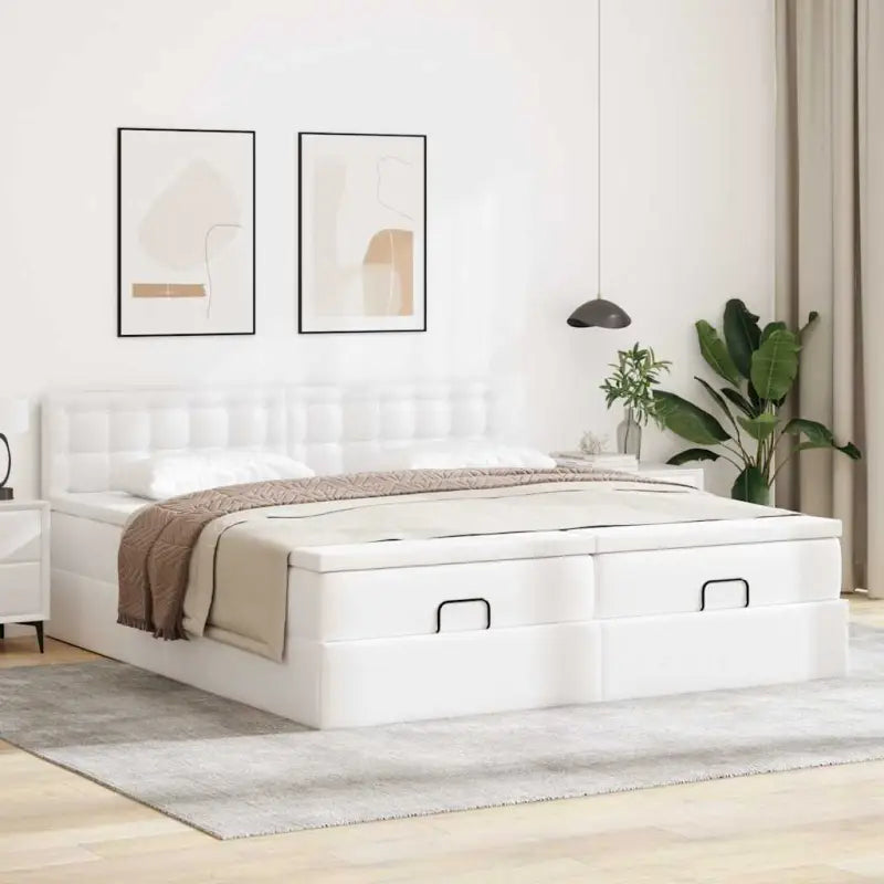 Ottomaans bed met wit materiaal en ruime opbergruimte - Bedden & bedframes