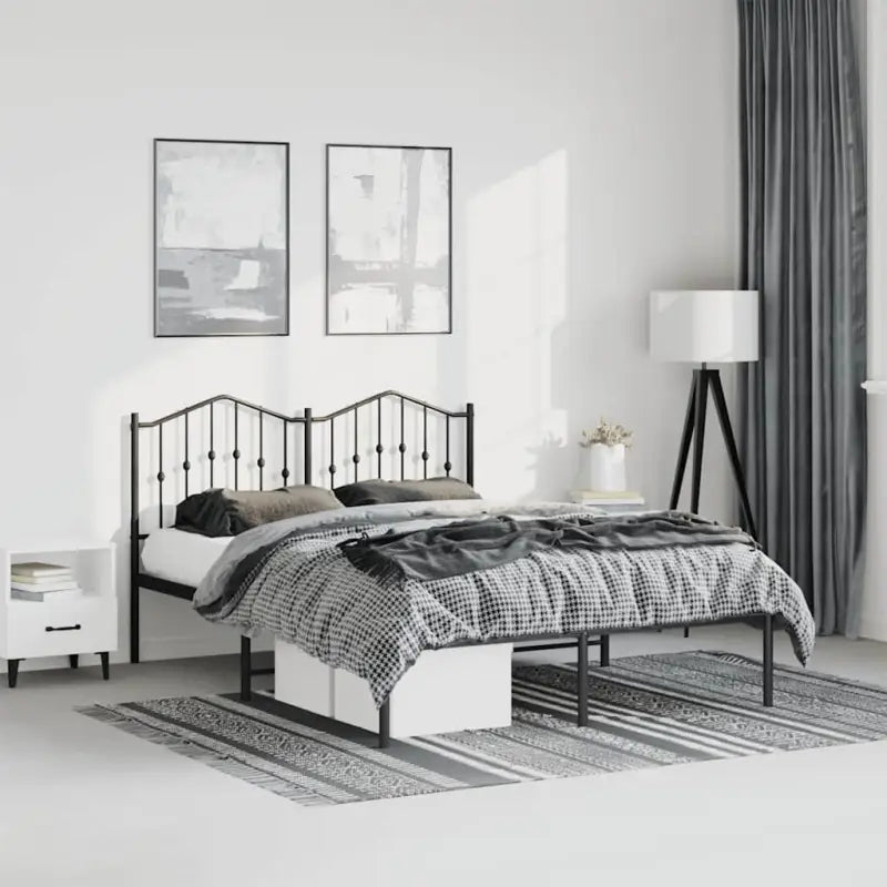Robuust metalen bedframe met extra opbergruimte en tijdloos ontwerp - Zwart / 135 x 190 cm / met hoofdbord - Bedden &