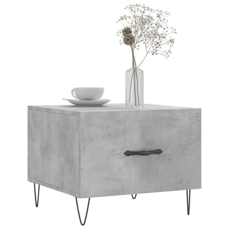 Salontafel met ijzeren poten en bewerkt hout voor een elegante woonkamer - Salontafels
