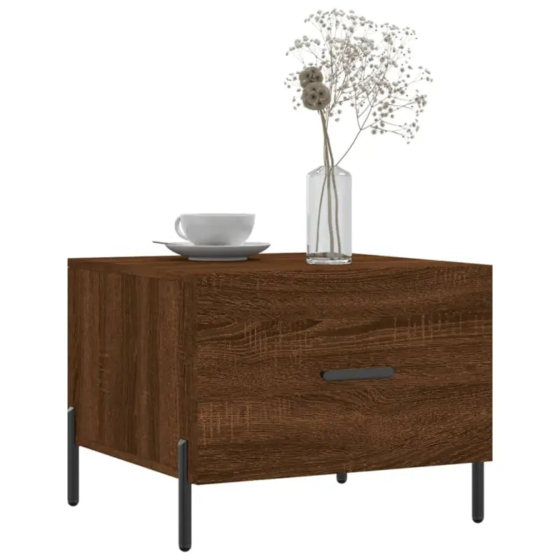 Salontafel met ijzeren poten en bewerkt hout voor een elegante woonkamer - Salontafels