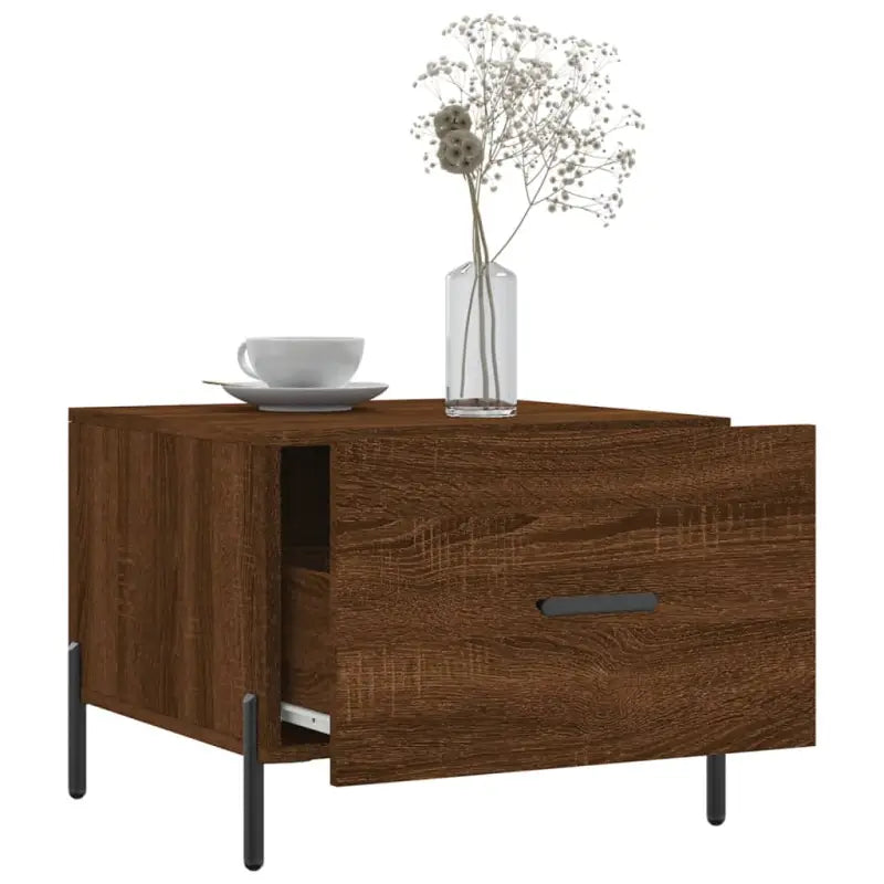 Salontafel met ijzeren poten en bewerkt hout voor een elegante woonkamer - Salontafels