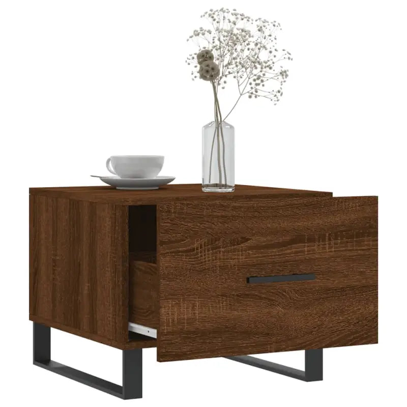 Salontafel met ijzeren poten en bewerkt hout voor een stijlvolle woonkamer - Salontafels
