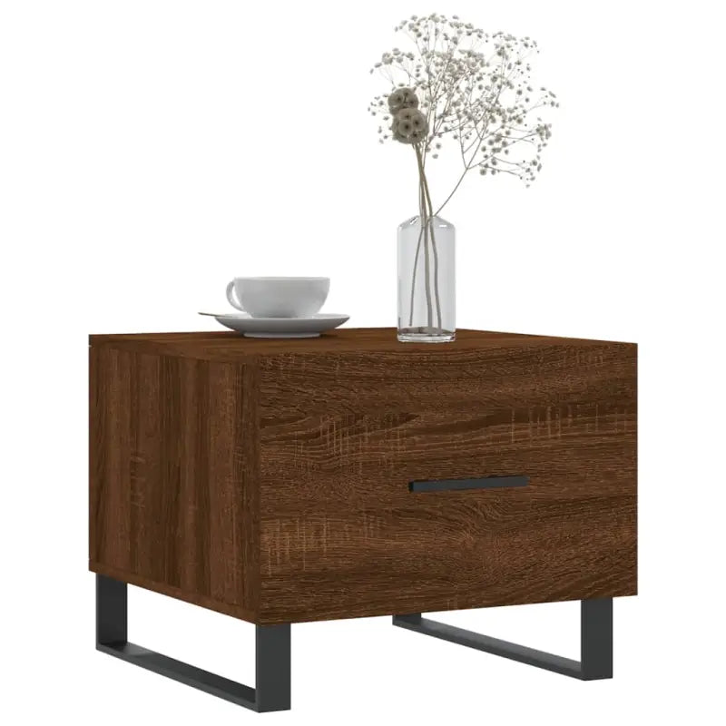 Salontafel met ijzeren poten en bewerkt hout voor een stijlvolle woonkamer - Salontafels