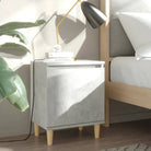 Scandinavisch nachtkastje met houten poten en omkeerbare opening - Betongrijs / 1 - Nachtkastjes