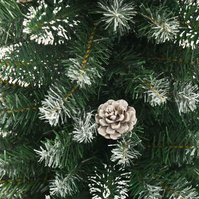 Smalle kerstboom met spitse uiteinden voor feestelijke sfeer in huis - Kerstbomen