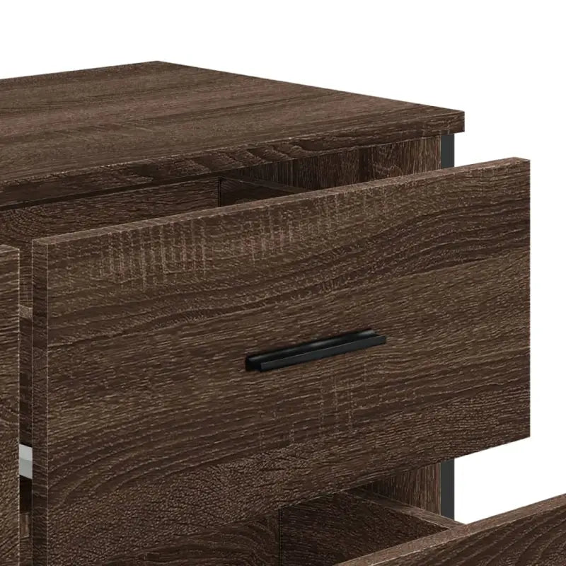 Stevige ladekast met bewerkt hout en tijdloze uitstraling - Commodes & ladekasten
