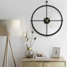 Strakke ijzeren wandklok met elegante en delicate uitstraling - Wandklokken
