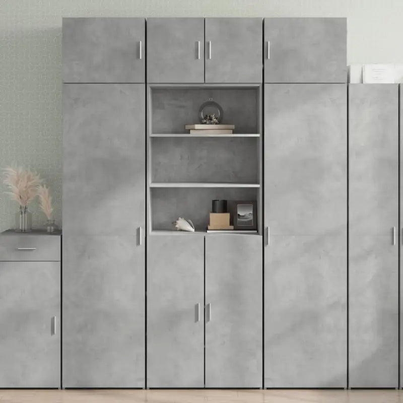 Trendy hoge kast van bewerkt hout met elegante charme - Betongrijs / 1 - Dressoirs & buffetkasten