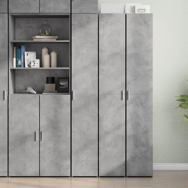 Trendy hoge kast van bewerkt hout met elegante uitstraling - Dressoirs & buffetkasten