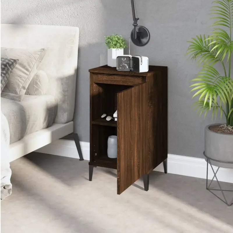 Trendy nachtkastje met metalen poten van bewerkt hout en gemakkelijk schoon te maken - Nachtkastjes