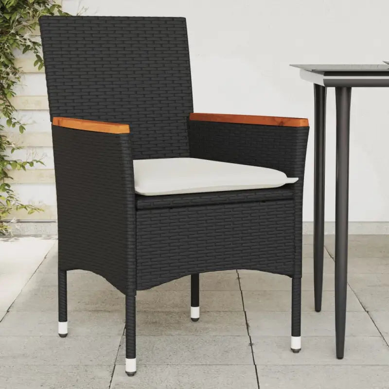 Zwarte poly rattan tuinstoelen met wasbare hoes voor buitenplezier - Zwart en crème / 1 / Houten armleuning